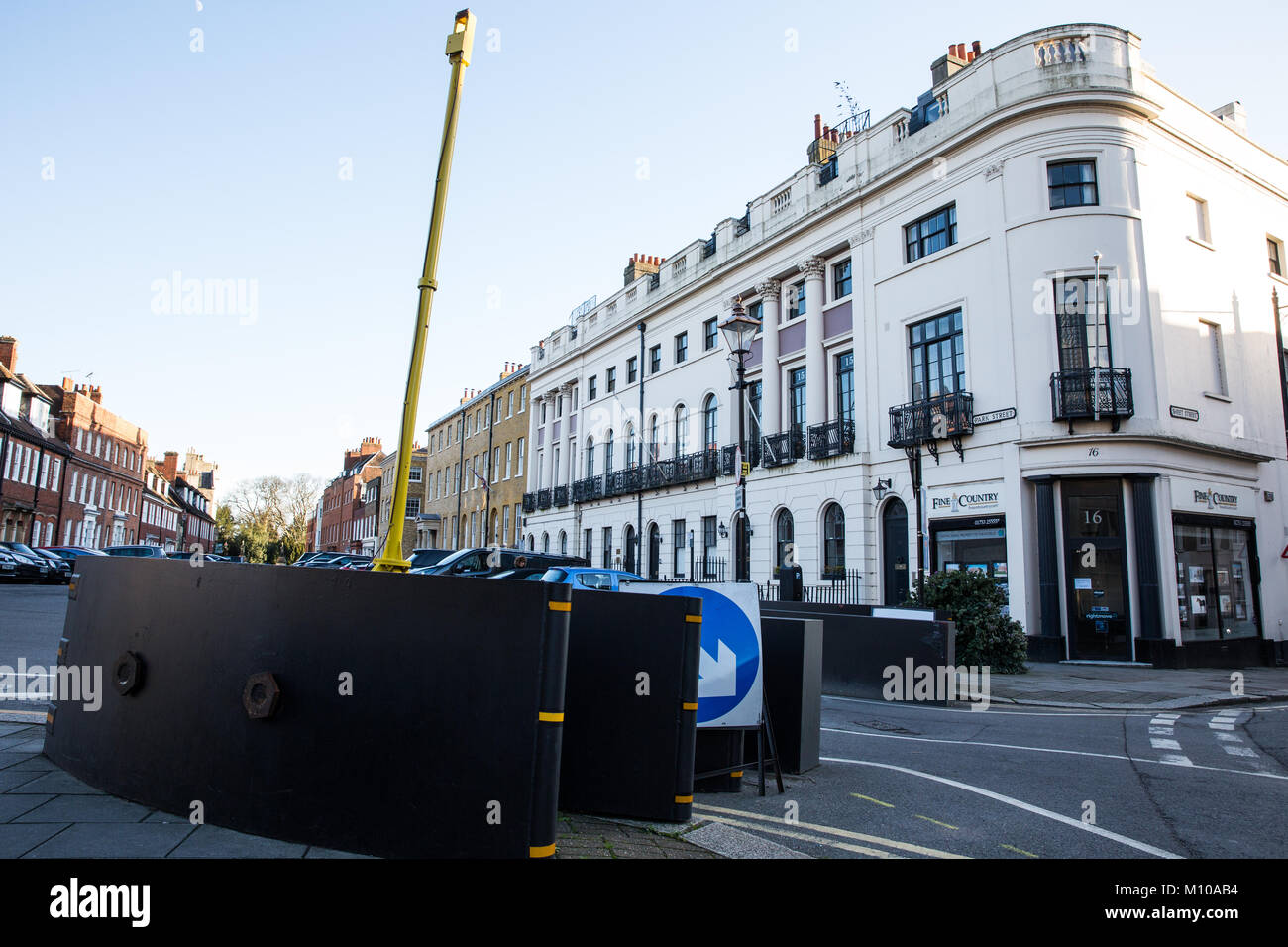 Windsor, Regno Unito. Il 25 gennaio 2018. Antiterrorismo attuale delle misure di sicurezza intorno a Windsor Town Center includono barriere temporanee utilizzate per eventi come la cerimonia del Cambio della guardia al Castello di Windsor. Il Royal Borough of Windsor e Maidenhead ha ora stanziato £ 2,4 milioni per "ostile veicolo" di mitigazione e di £ 1,3 milioni per CCTV gli aggiornamenti entro il suo bilancio 2018/19. Credito: Mark Kerrison/Alamy Live News Foto Stock