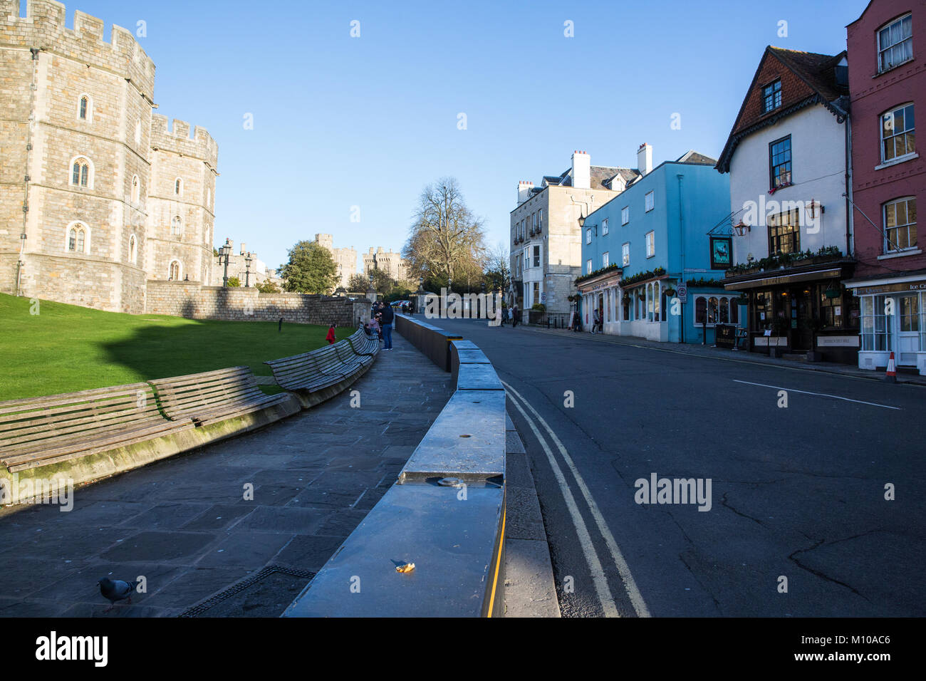 Windsor, Regno Unito. Il 25 gennaio 2018. Antiterrorismo attuale delle misure di sicurezza intorno a Windsor Town Center includono barriere temporanee utilizzate per eventi come la cerimonia del Cambio della guardia al Castello di Windsor. Il Royal Borough of Windsor e Maidenhead ha ora stanziato £ 2,4 milioni per "ostile veicolo" di mitigazione e di £ 1,3 milioni per CCTV gli aggiornamenti entro il suo bilancio 2018/19. Credito: Mark Kerrison/Alamy Live News Foto Stock