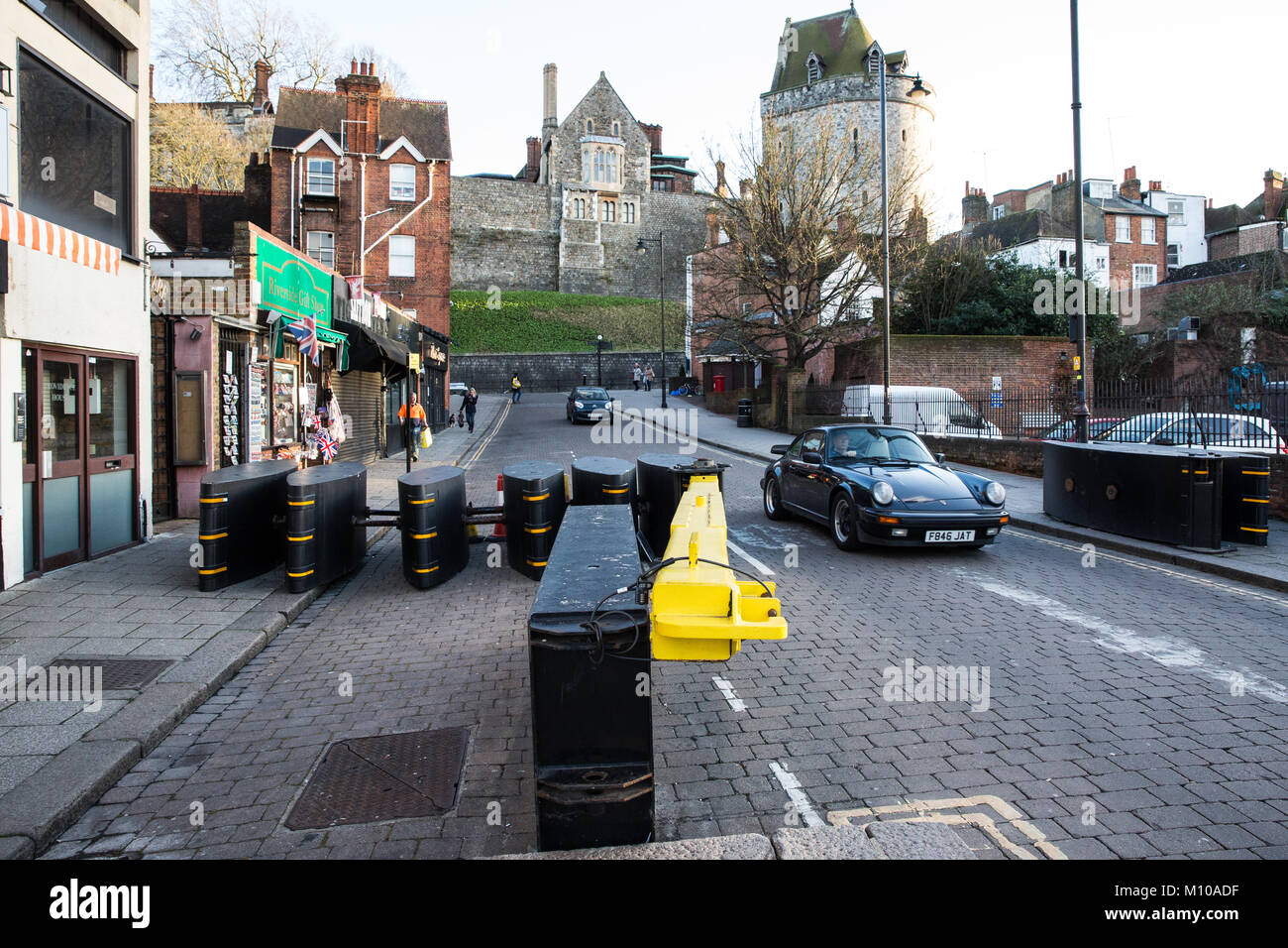 Windsor, Regno Unito. Il 25 gennaio 2018. Antiterrorismo attuale delle misure di sicurezza intorno a Windsor Town Center includono barriere temporanee utilizzate per eventi come la cerimonia del Cambio della guardia al Castello di Windsor. Il Royal Borough of Windsor e Maidenhead ha ora stanziato £ 2,4 milioni per "ostile veicolo" di mitigazione e di £ 1,3 milioni per CCTV gli aggiornamenti entro il suo bilancio 2018/19. Credito: Mark Kerrison/Alamy Live News Foto Stock