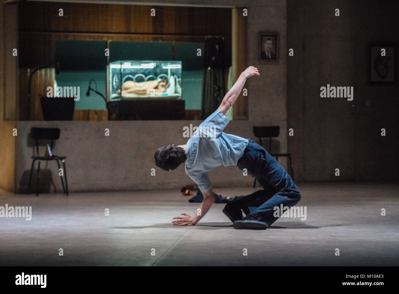 Londra, Regno Unito. 24 gen 2018. Peeping Tom presente Moeder (madre) presso il Barbican che corre dal 24 al 27 gennaio. La prestazione è il parto del London International Mime Festival 2018. photo Credit: Danilo Moroni/Alamy Live News Foto Stock