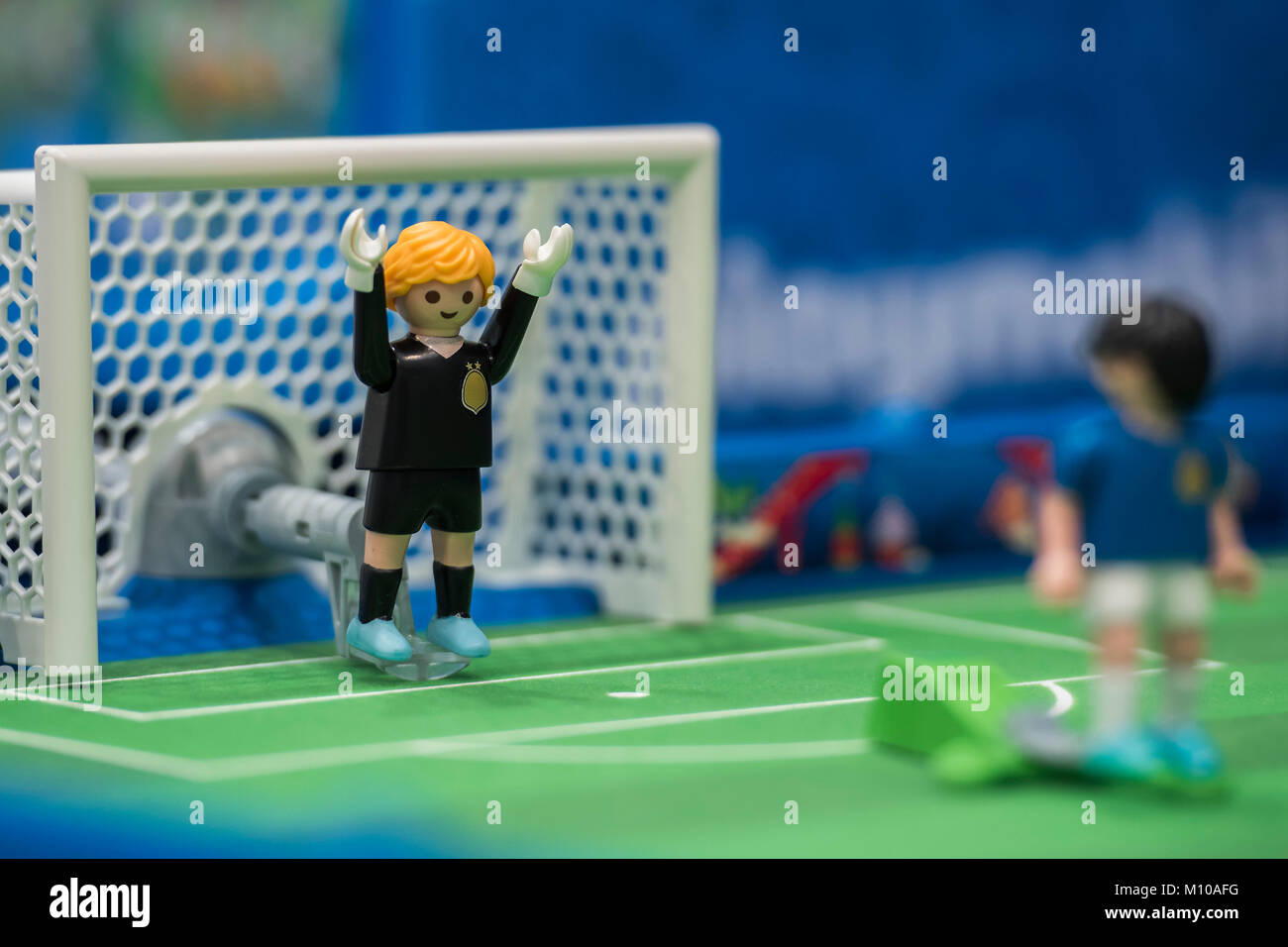 Londra, Regno Unito. 25 gennaio, 2018. Prodotti relativi a eventi in contemporanea su Playmobil stand, in questo caso la coppa del mondo i calciatori - Toy Fair, Olympia, Londra, Regno Unito, 25 gennaio 2018 Credit: Guy Bell/Alamy Live News Foto Stock