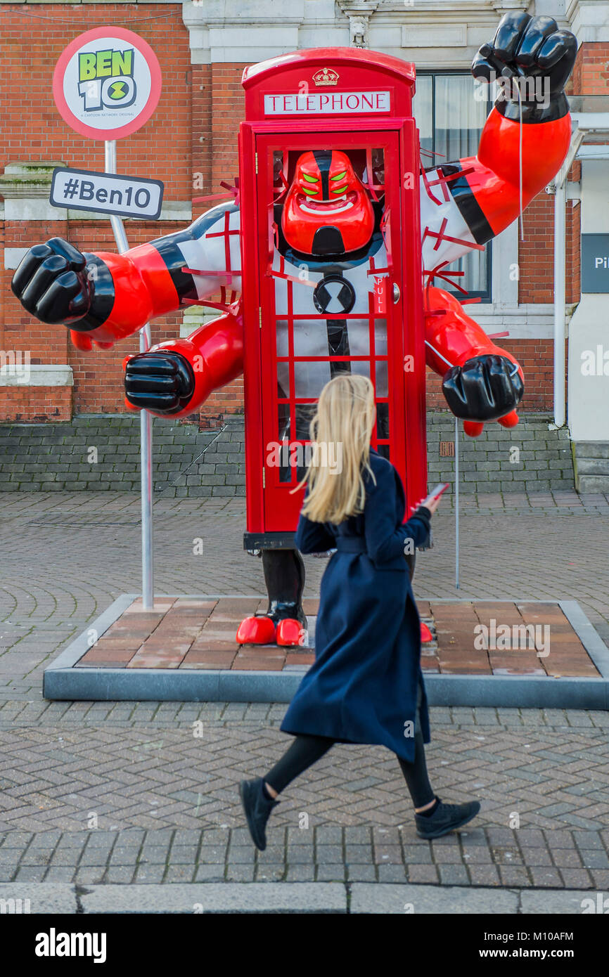 Londra, Regno Unito. 25 gennaio, 2018. Un gigante di ben 10 casella telefono telai sul passaggio di visitatori - l'annuale Fiera del giocattolo a Olympia, Londra. Credito: Guy Bell/Alamy Live News Foto Stock