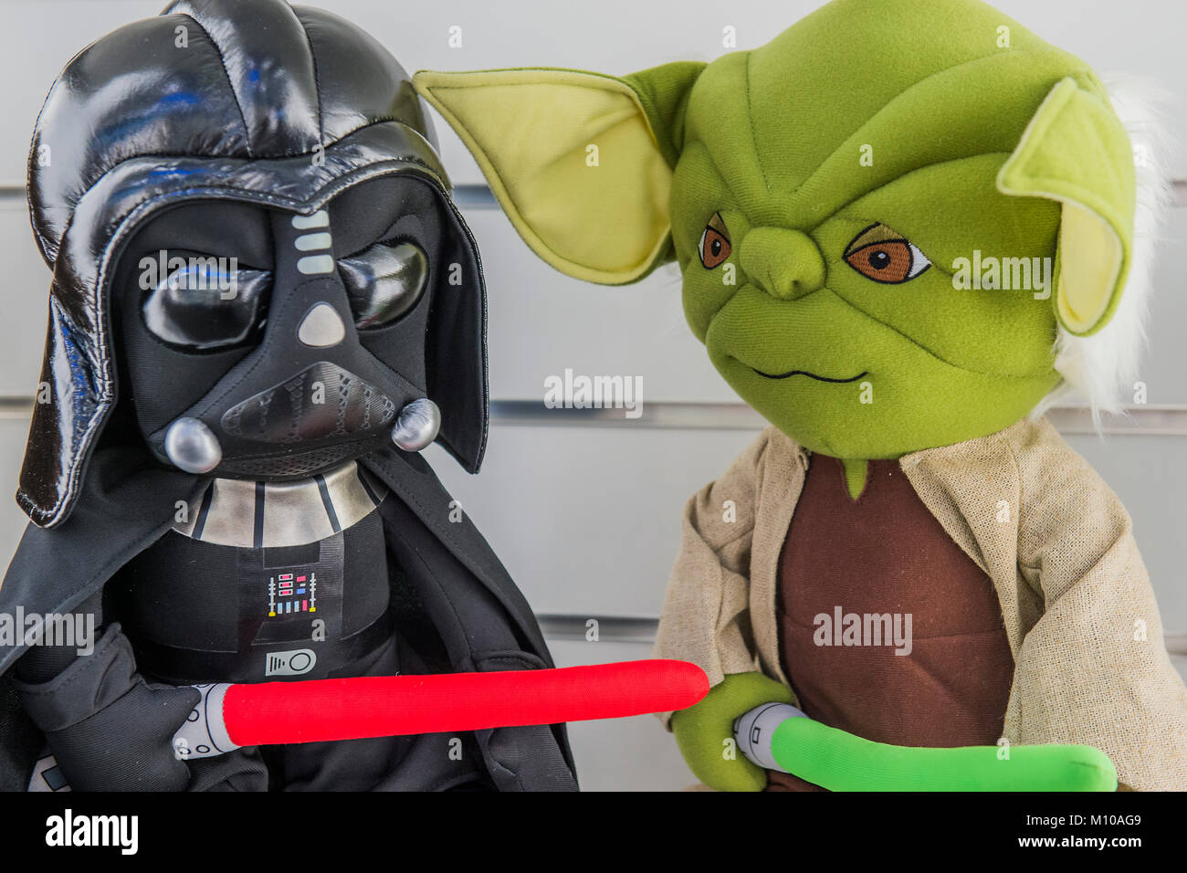 Londra, Regno Unito. 25 gennaio, 2018. Darth Vader e Yoda giocattoli morbidi fra Star wars caratteri sul piedistallo Funko - l annuale Toy Fair a Olympia, Londra. Credito: Guy Bell/Alamy Live News Foto Stock