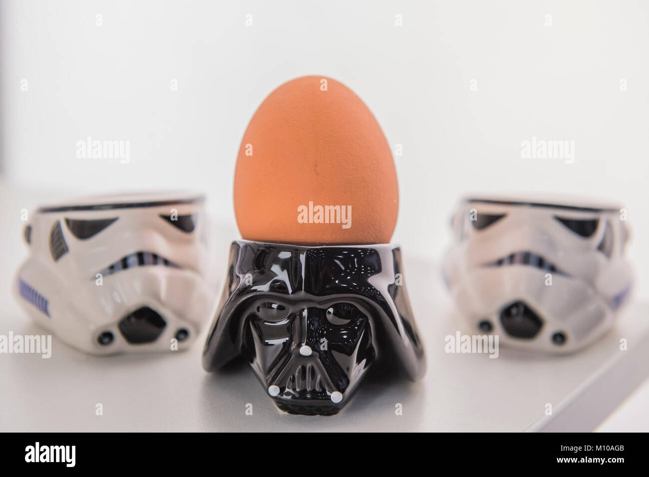 Londra, Regno Unito. 25 gennaio, 2018. Darth Vader e Stormtrooper uovo tazze fra Star wars caratteri sul piedistallo Funko - l annuale Toy Fair a Olympia, Londra. Credito: Guy Bell/Alamy Live News Foto Stock