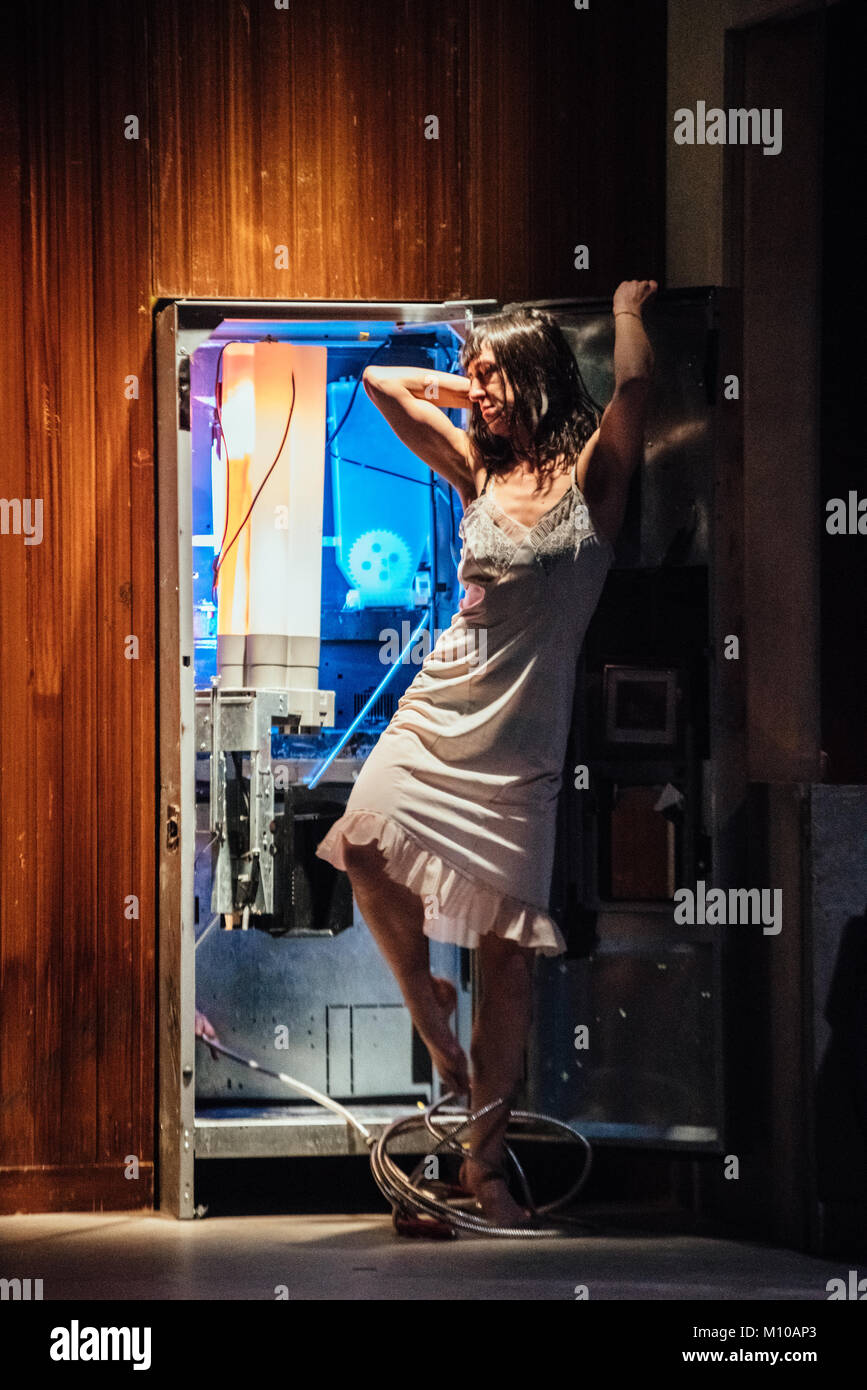 Londra, Regno Unito. 24 gen 2018. Peeping Tom presente Moeder (madre) presso il Barbican che corre dal 24 al 27 gennaio. La prestazione è il parto del London International Mime Festival 2018. photo Credit: Danilo Moroni/Alamy Live News Foto Stock