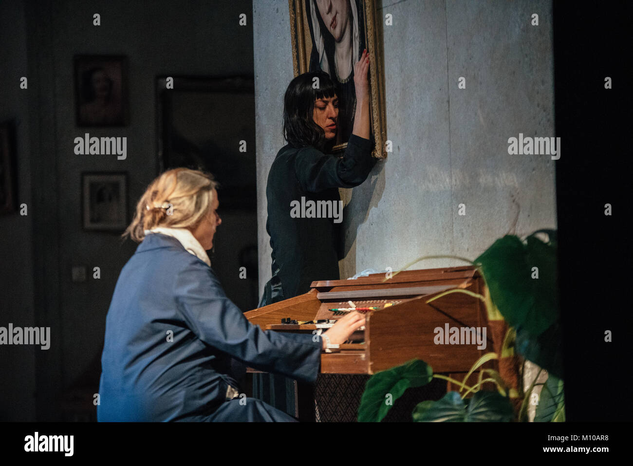 Londra, Regno Unito. 24 gen 2018. Peeping Tom presente Moeder (madre) presso il Barbican che corre dal 24 al 27 gennaio. La prestazione è il parto del London International Mime Festival 2018. photo Credit: Danilo Moroni/Alamy Live News Foto Stock