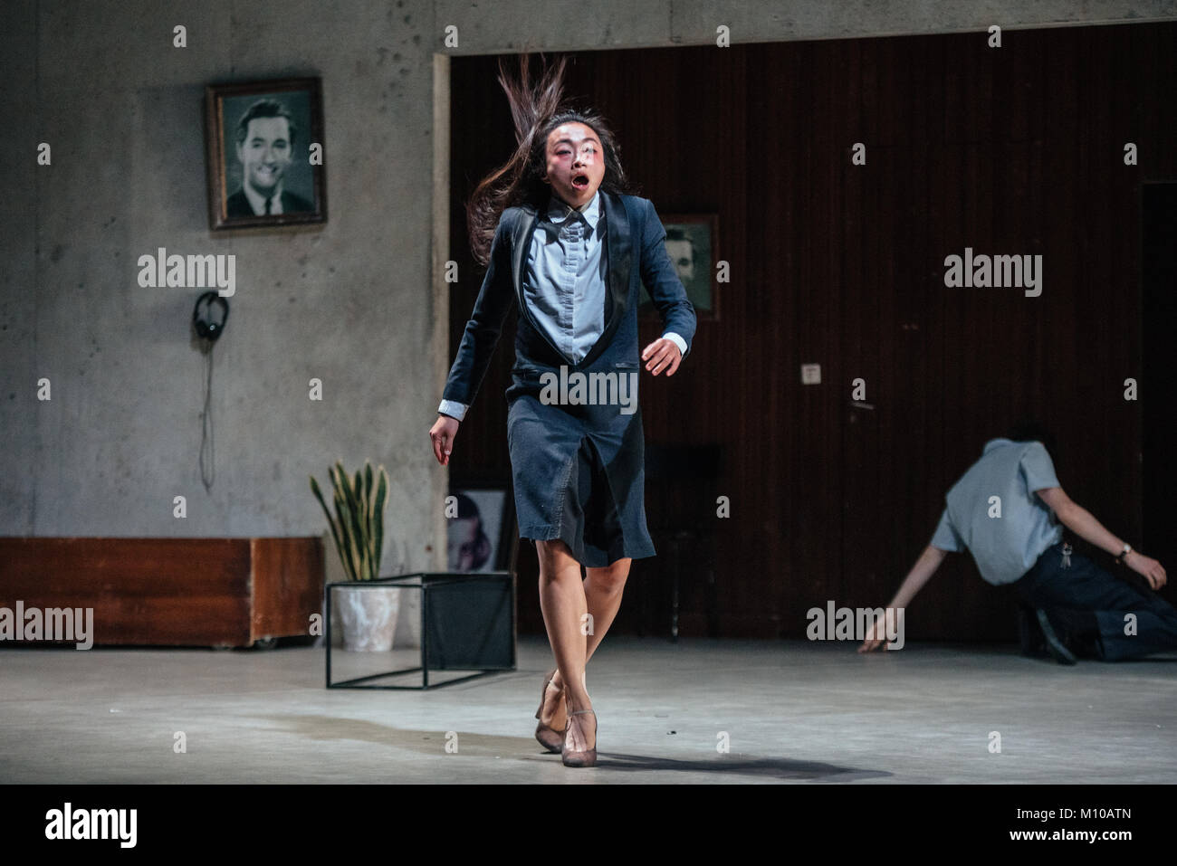 Londra, Regno Unito. 24 gen 2018. Peeping Tom presente Moeder (madre) presso il Barbican che corre dal 24 al 27 gennaio. La prestazione è il parto del London International Mime Festival 2018. photo Credit: Danilo Moroni/Alamy Live News Foto Stock