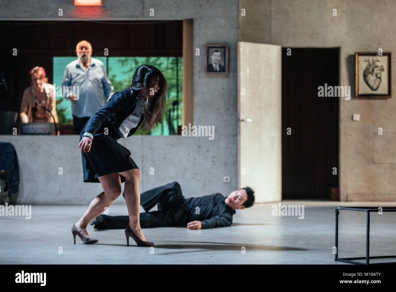 Londra, Regno Unito. 24 gen 2018. Peeping Tom presente Moeder (madre) presso il Barbican che corre dal 24 al 27 gennaio. La prestazione è il parto del London International Mime Festival 2018. photo Credit: Danilo Moroni/Alamy Live News Foto Stock