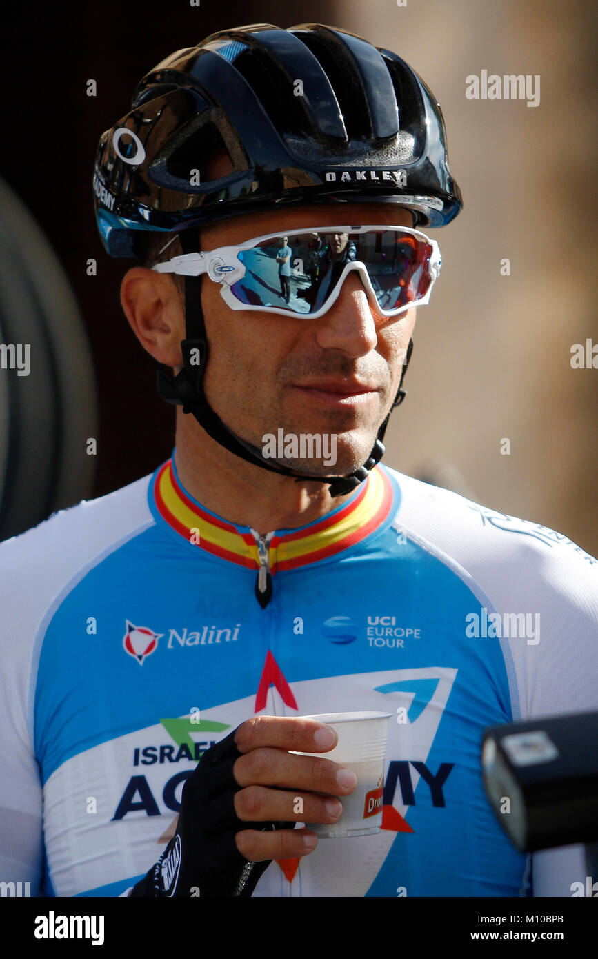 Mallorca, Spagna. 25 gennaio, 2018. Il ciclista spagnolo Israele Ciclismo Academy team rider Ruben Plaza parla prima della sfida di Mallorca prima tappa nel villaggio di Campos in Mallorca, Spagna. Mafalda/Alamy Live News Foto Stock