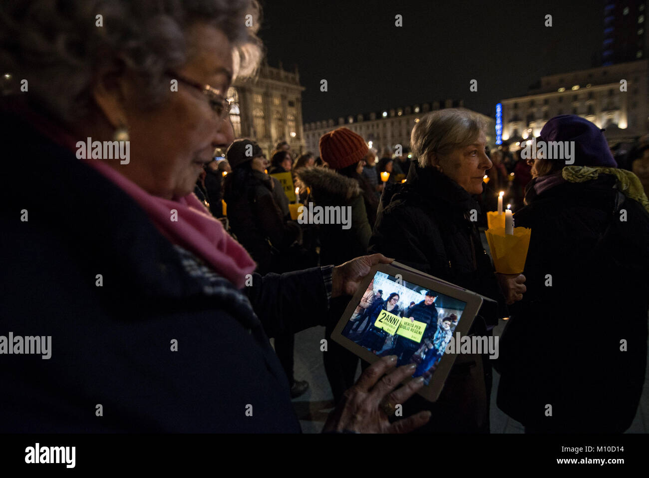 Torino Piemonte, Italia. 25 gennaio, 2018. Fiaccolata in memoria di Giulio Regeni a Torino, Italia. Giulio Regeni era un ricercatore italiano che è stato ucciso il 25 gennaio 2016 del Cairo in Egitto. Egli era in Egitto per fare ricerca su egiziano indipendente dei sindacati. Credito: Stefano Guidi/ZUMA filo/Alamy Live News Foto Stock