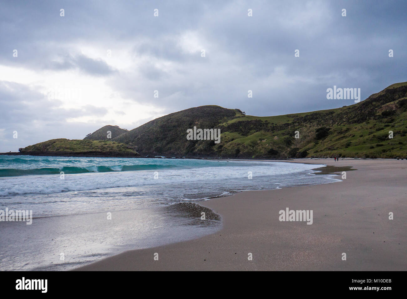 Moody nuvole sulla spiaggia rocciosa a spiriti Bay, Northland e Nuova Zelanda Foto Stock