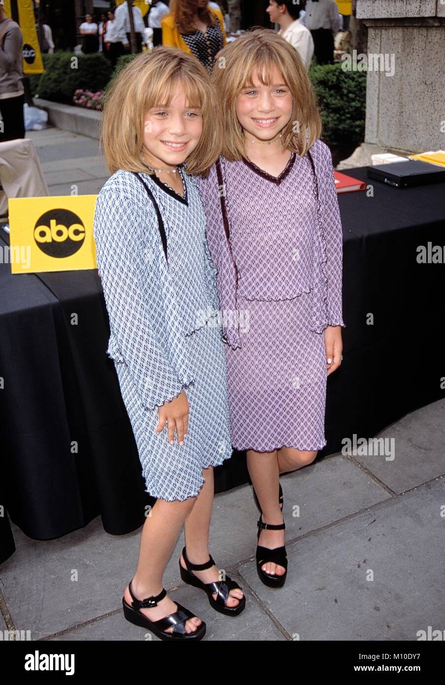 Mary Kate Olsen e Ashley Olsen ( i gemelli del Olsen ) che frequentano il ABC Upfront TV Party in Bryant Park di New York City. Maggio 19, 1998 ©RTMcbride /MediaPunch Foto Stock