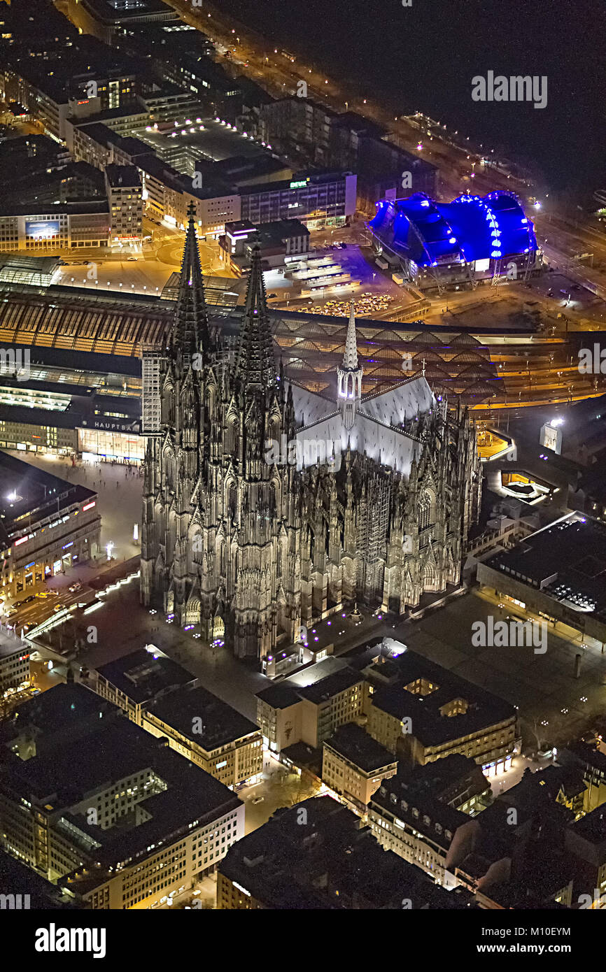 Vista aerea, la cattedrale di Colonia di notte, la cattedrale di Colonia è la cattedrale (chiesa episcopale) dell arcidiocesi di Colonia ed è sotto la patronag Foto Stock