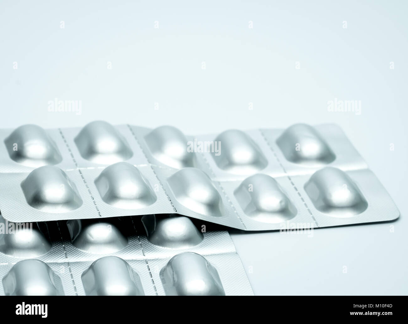 Tablet pillole in alluminio color argento confezione blister confezionamento su sfondo sfocato di confezione di pillole con spazio di copia Foto Stock