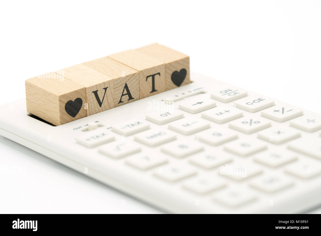 Parola di legno IVA e cuore di legno posto su una calcolatrice bianco come sfondo il concetto di finanza e la concezione di business con spazi di copia per vostro. Foto Stock