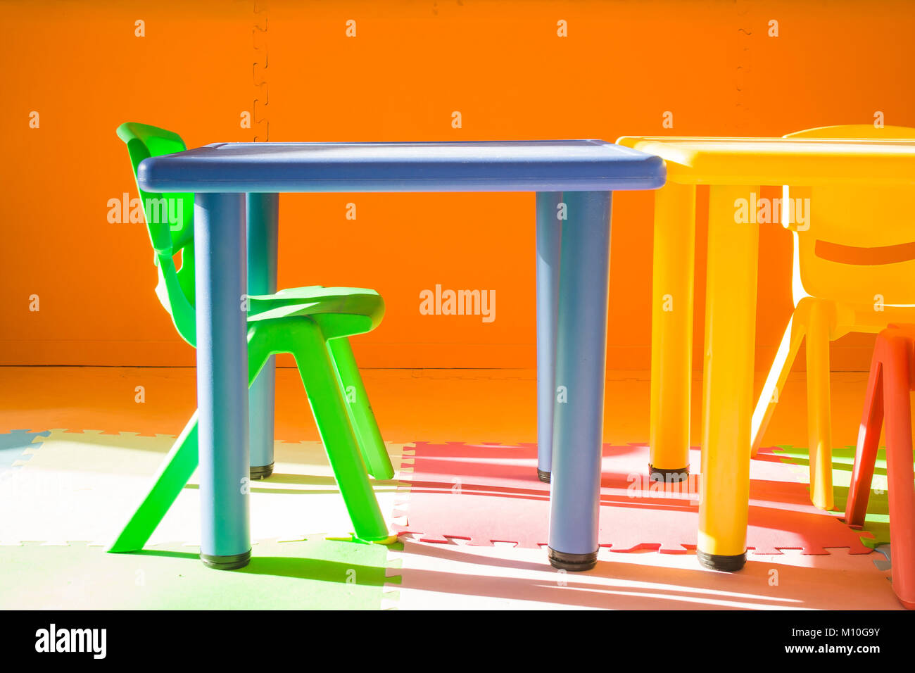 Per bambini sedia in plastica isolato su uno sfondo bianco Foto stock -  Alamy
