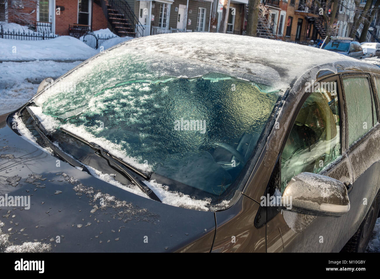 Spesso strato di ghiaccio che copre auto dopo la pioggia gelata a Montreal, Canada Foto Stock