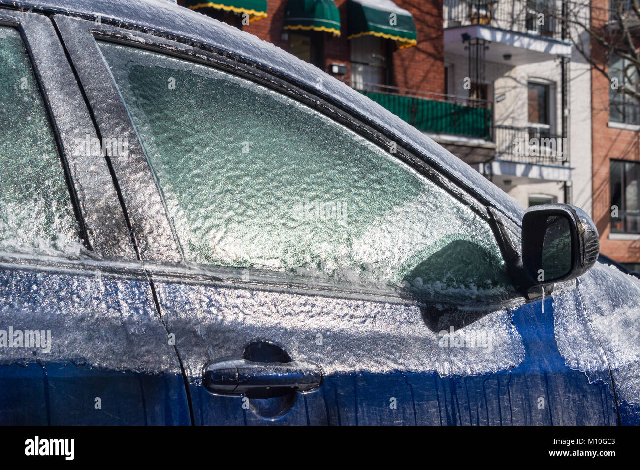 Spesso strato di ghiaccio che copre auto dopo la pioggia gelata a Montreal, Canada Foto Stock