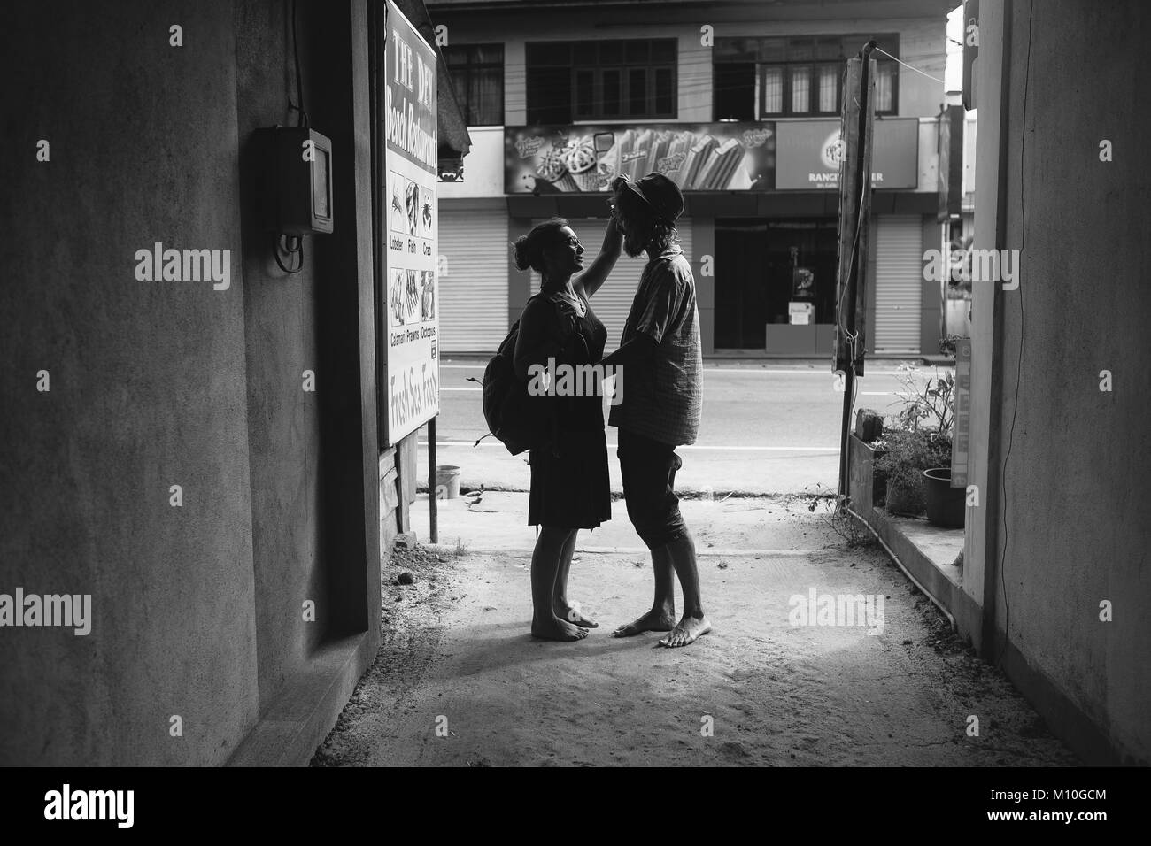 La coppia adorabile in amore sulla strada Foto Stock