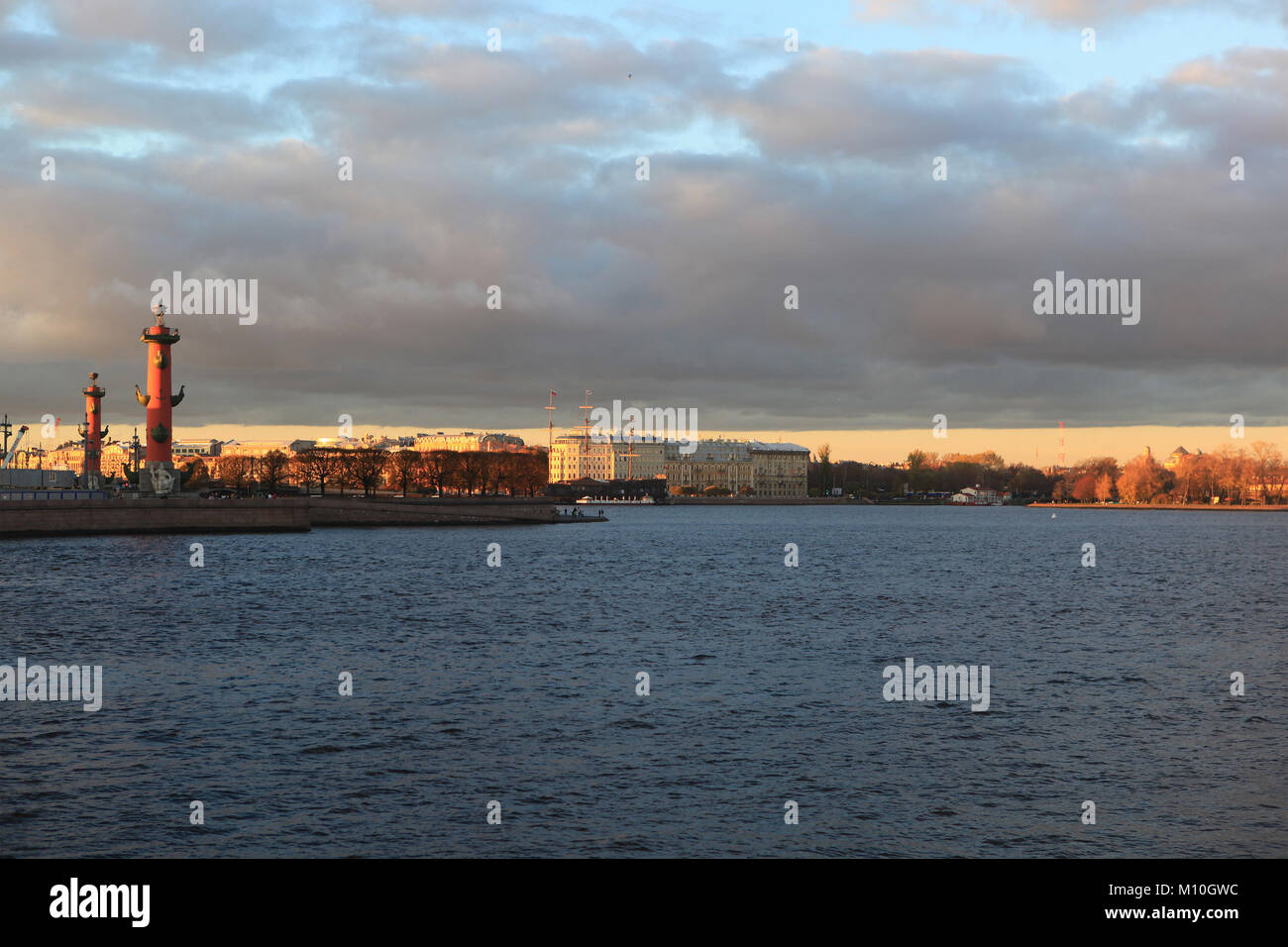San Pietroburgo, Russia - 27 Ottobre 2012: vista sulla freccia di Vasilevsky Island con il Palace Bridge. Serata di autunno a San Pietroburgo Foto Stock