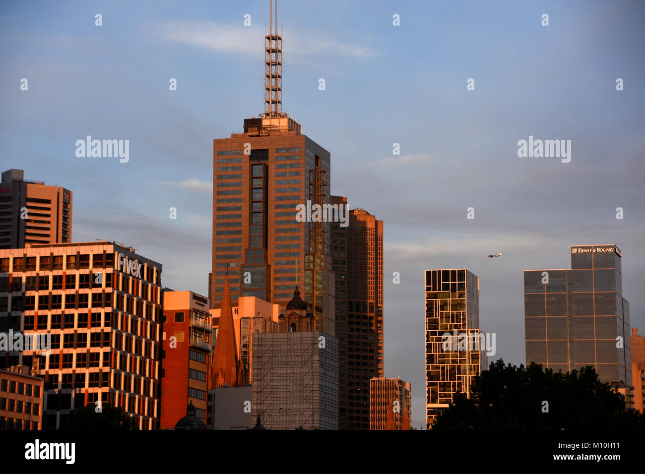 Il sole che tramonta su edifici di Melbourne Foto Stock