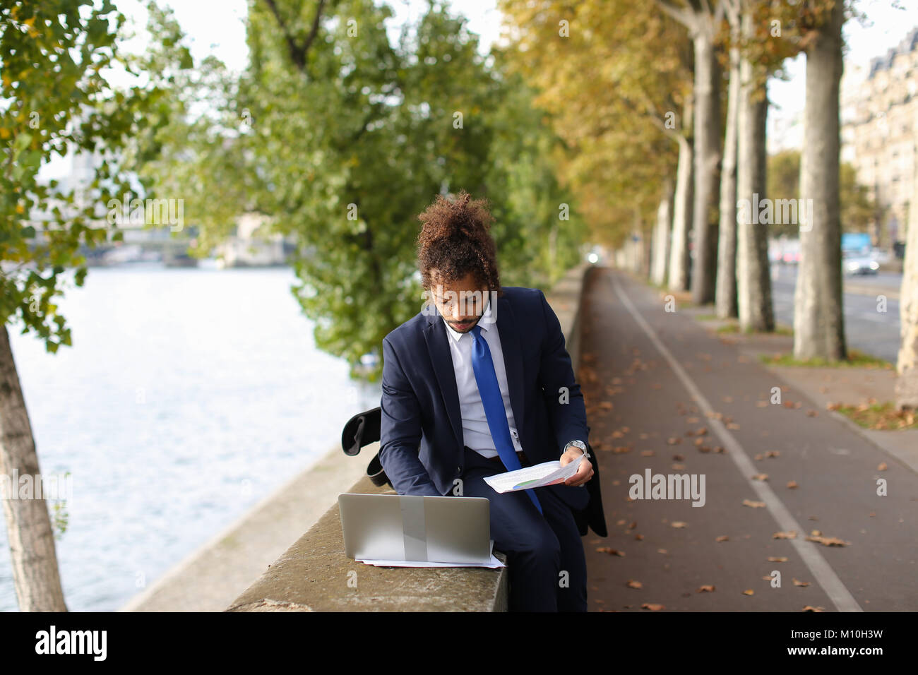 Professore di ispanici in staccata dovere lavorare con il computer portatile. Foto Stock