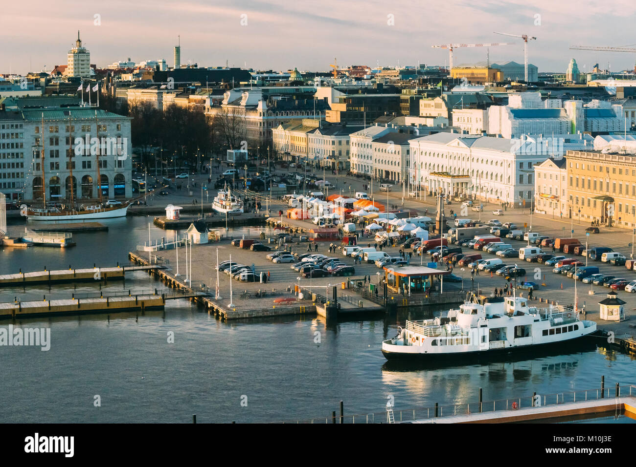 Helsinki, Finlandia. Vista aerea della piazza del mercato e dal terminal dei traghetti nel giorno d'inverno. Foto Stock
