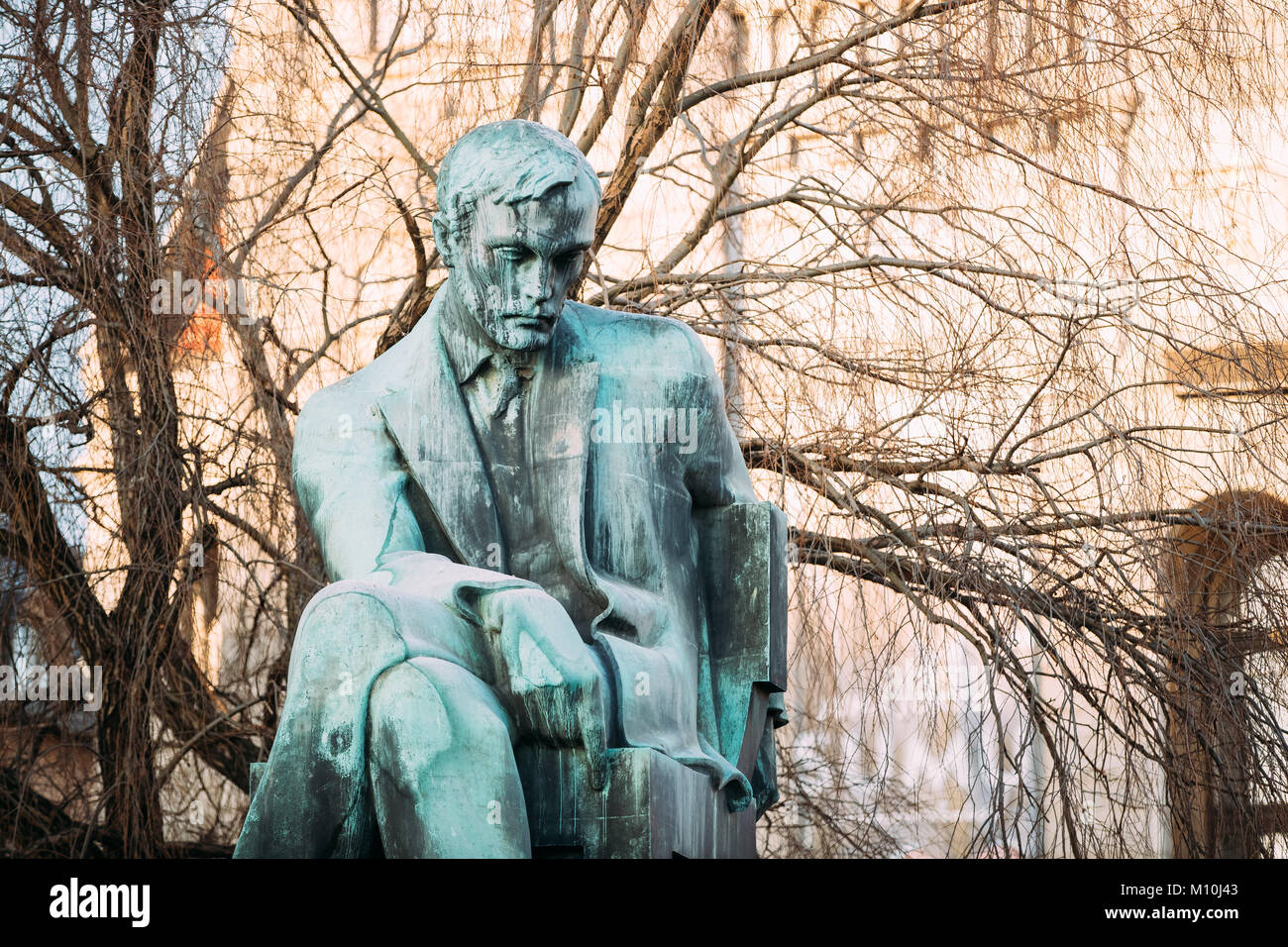 Helsinki, Finlandia. Vista del Palazzo Memoriale di Aleksis Kivi è la statua in bronzo di fronte al Teatro Nazionale sulla piazza della stazione. Foto Stock