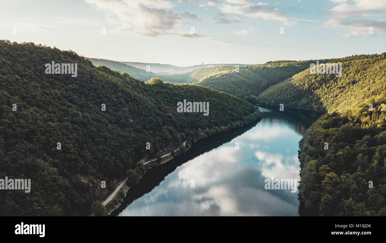 Colpo d'occhio sul bellissimo paesaggio con un lago e foresta verde da sopra presa da un drone Foto Stock