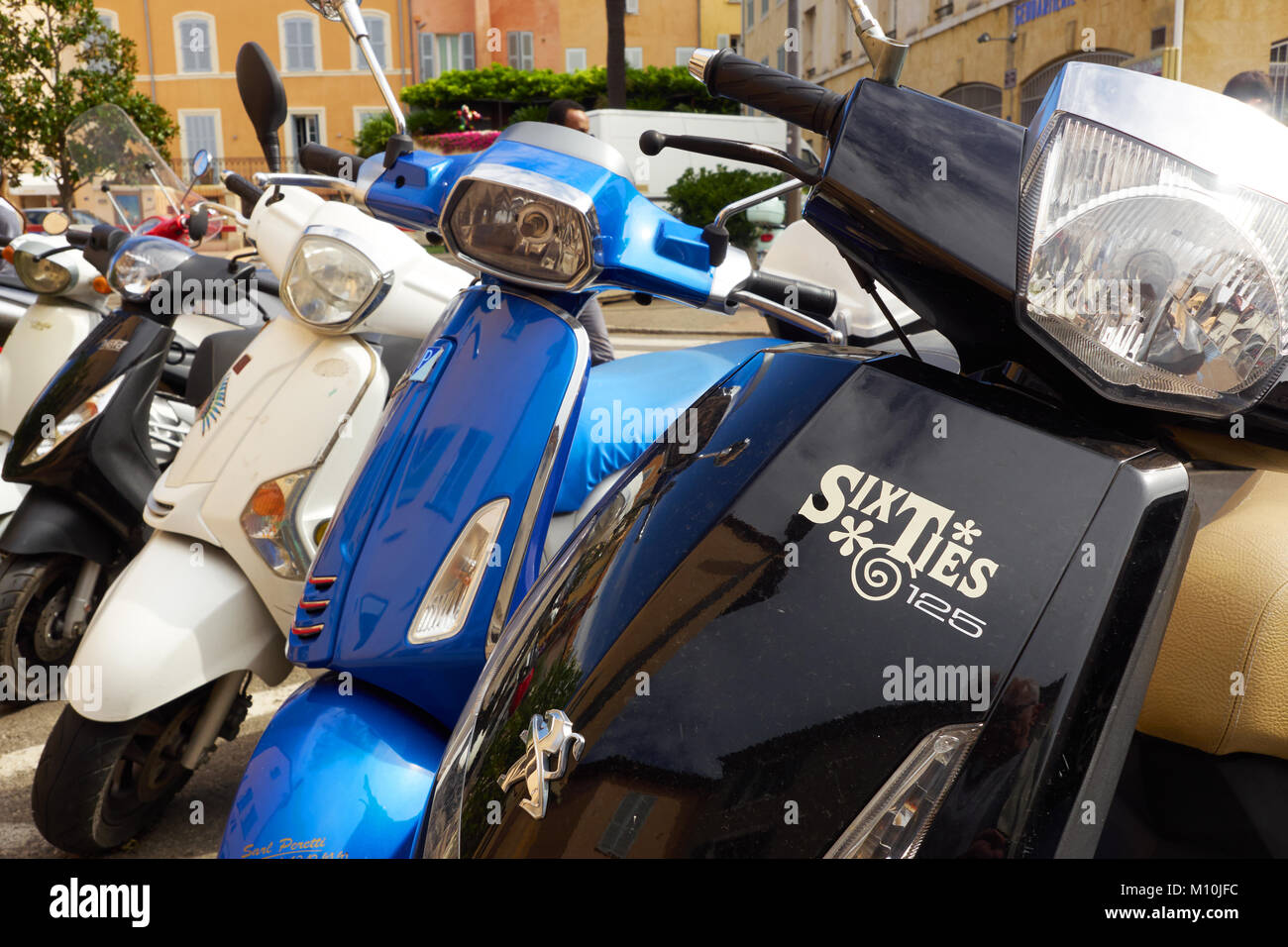 Una linea di scooter parcheggiato in una strada a St Tropez, anteriore scooter ha anni sessanta' logo sulla parte anteriore. Foto Stock