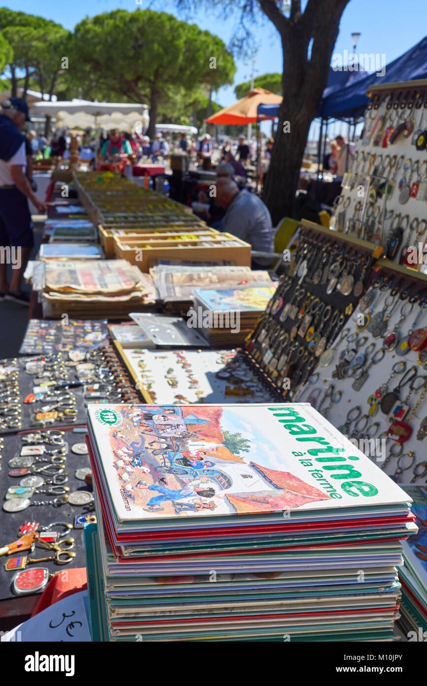 Mercato delle pulci all'aperto in St Maxime, Francia Foto Stock
