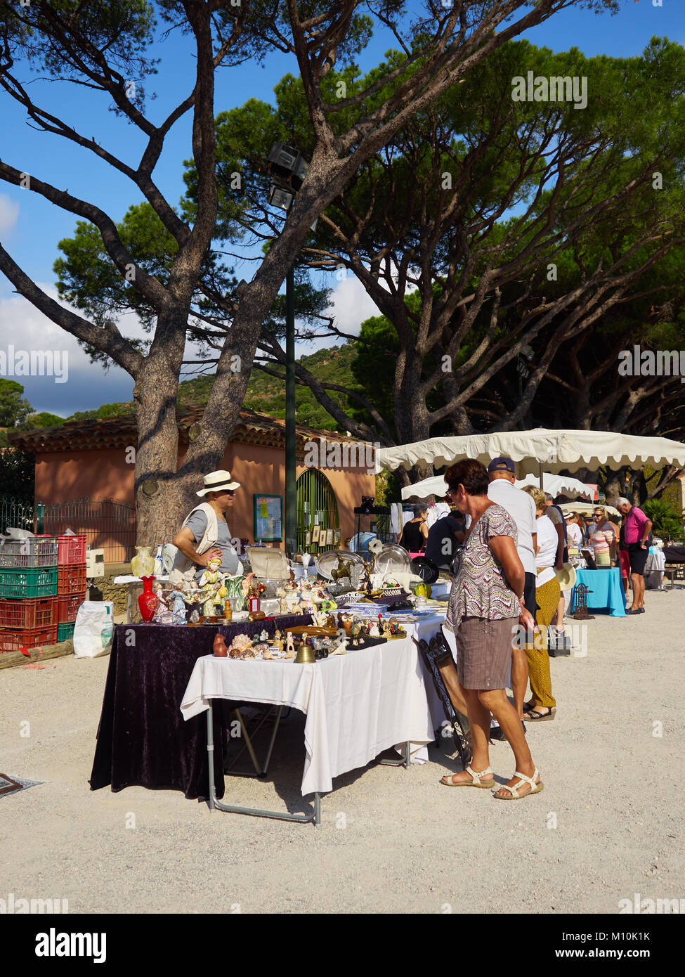 Aperto il mercato di antiquariato, Bormes les Mimosas, Francia Foto Stock