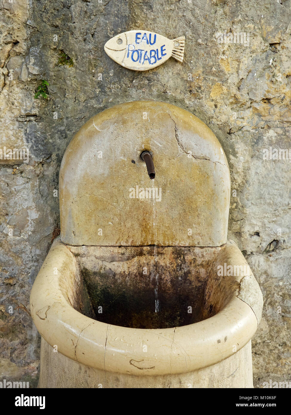 Fontana potabile nel villaggio di St Paul de Vence, Alpi Marittime, Francia Foto Stock