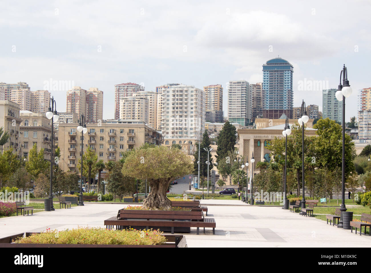 Uno dei parchi pubblici nella capitale azera Baku e la sua contenente i banchi per posti a sedere e alcuni alberi e molti giardini. Foto Stock