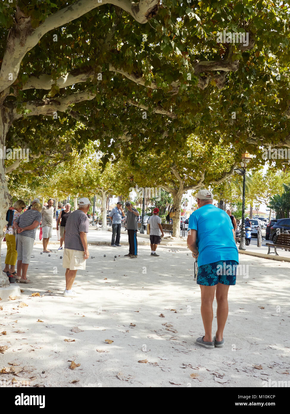 Le persone che giocano una partita a bocce a Lavandou, Francia Foto Stock