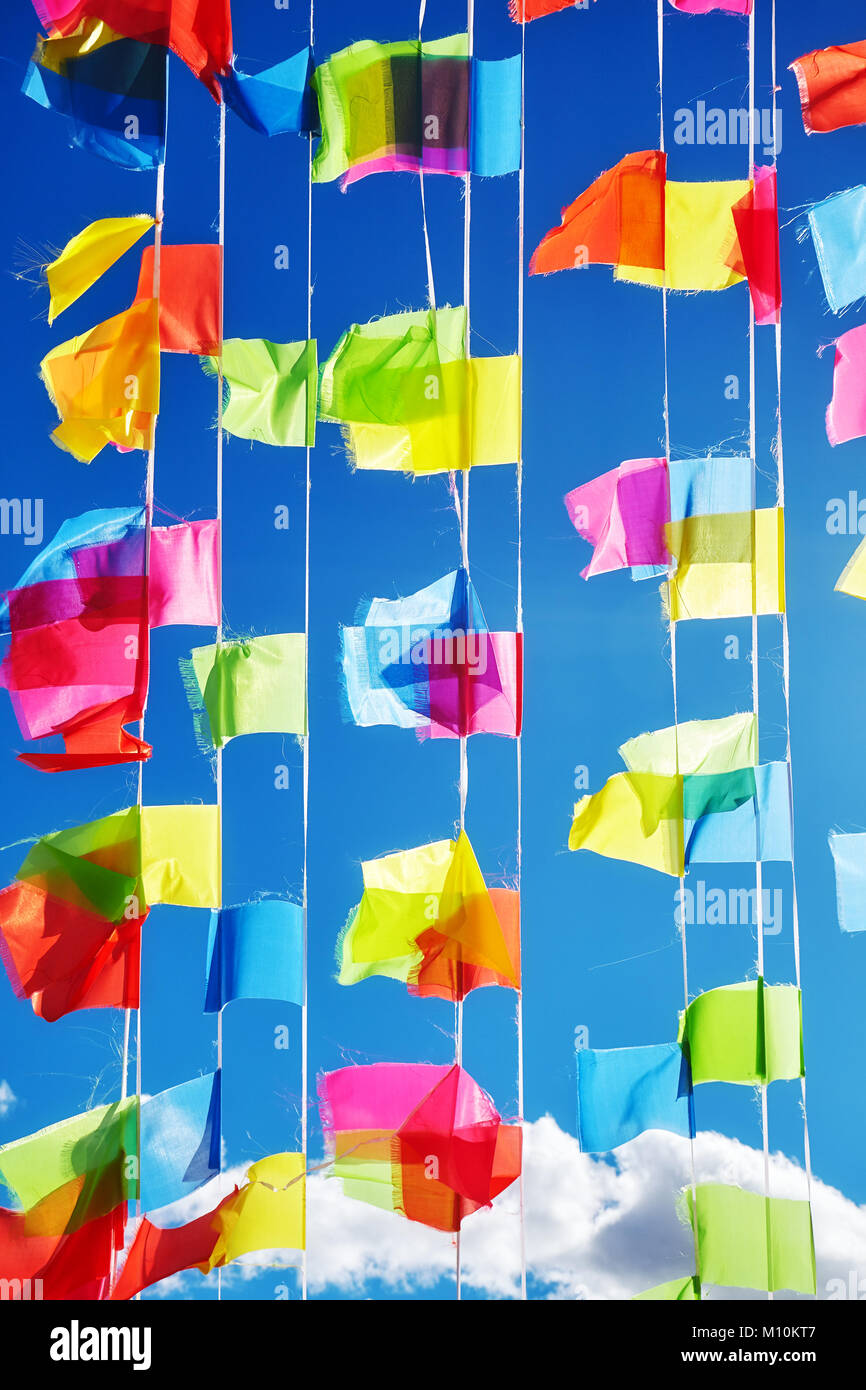 Preghiera colorati bandiere contro il cielo blu. Foto Stock