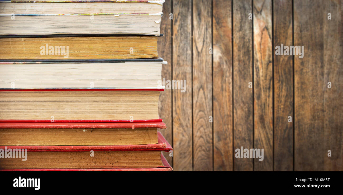 Pila di vecchi libri vintage, tavole di legno sfondo Foto Stock