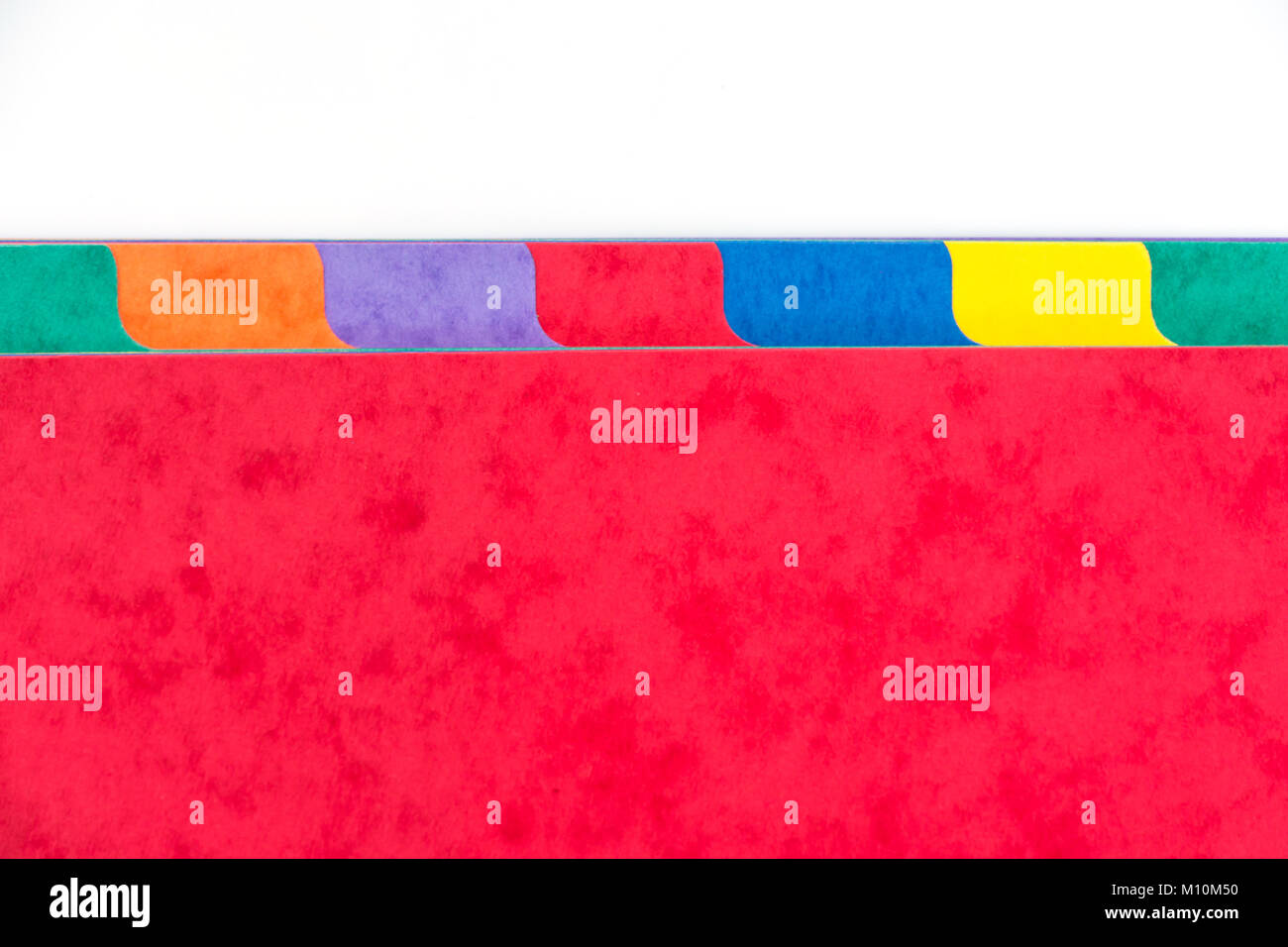 Foto della cartella colorato divisori con copia spazio, sfondo bianco Foto Stock