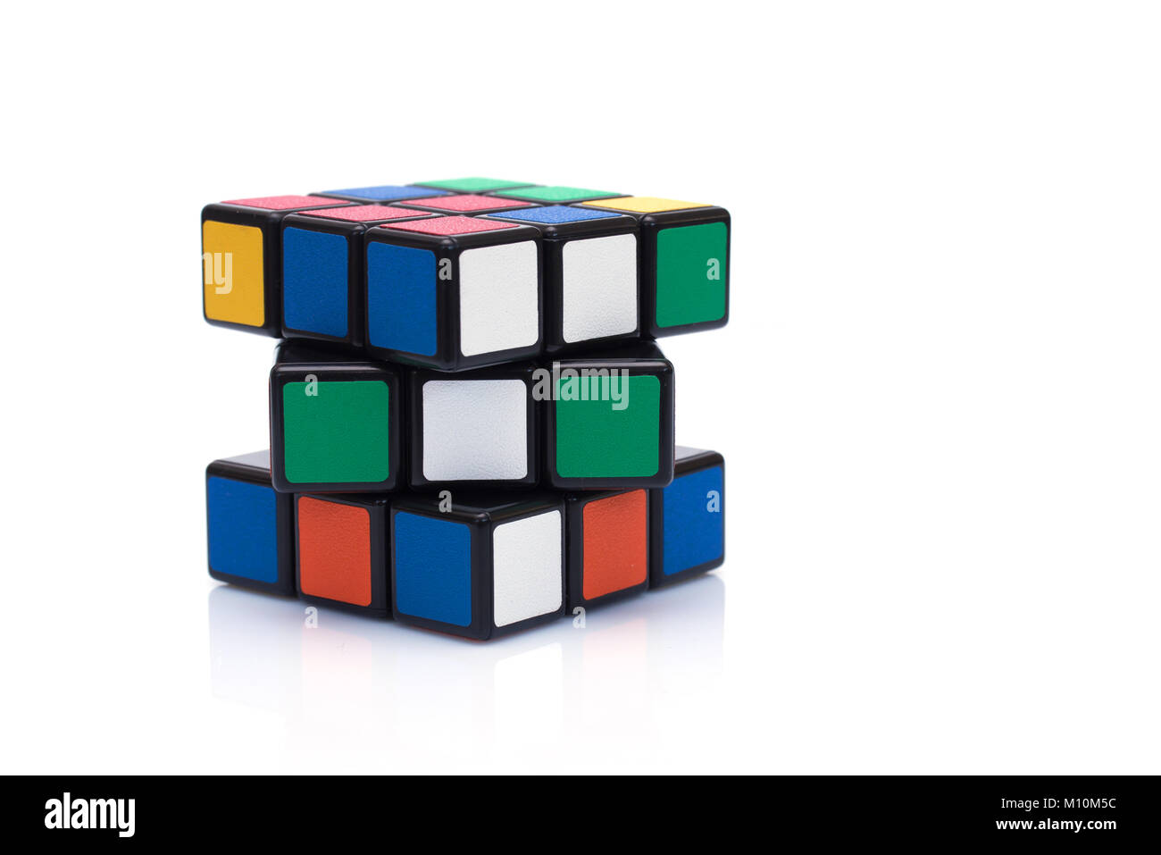 Parigi Francia - 29 settembre 2015: il cubo di Rubik sullo sfondo bianco. Questo famoso gioco è stato inventato da un architetto ungherese Erno Rubik nel 1974. Foto Stock