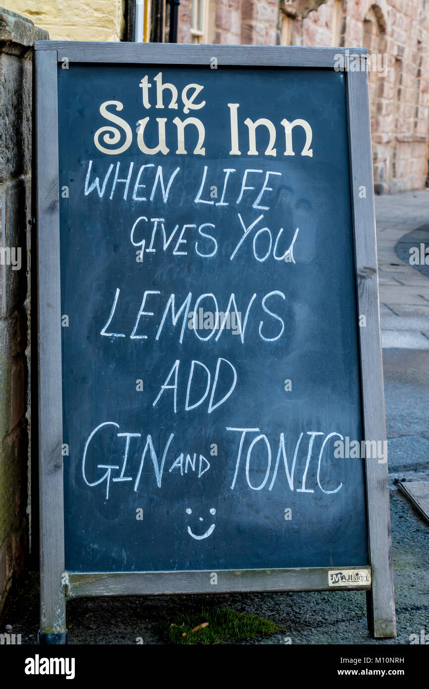 Funny divertente firmare al di fuori di un pub per incoraggiare le persone a bere gin tonic Foto Stock