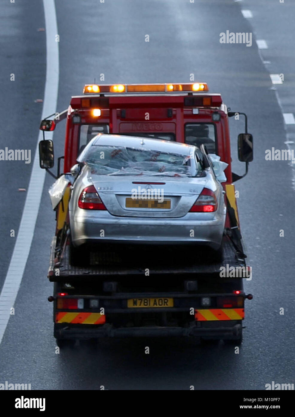 Un auto è trainato dopo essere stati coinvolti in un incidente sulla M3 vicino a Winchester servizi. Foto Stock