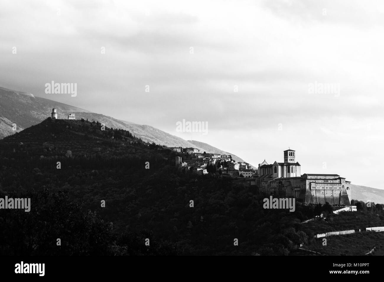Bellissima vista della città di Assisi (Umbria) da un punto di vista insolito, con morbide ombre al tramonto Foto Stock