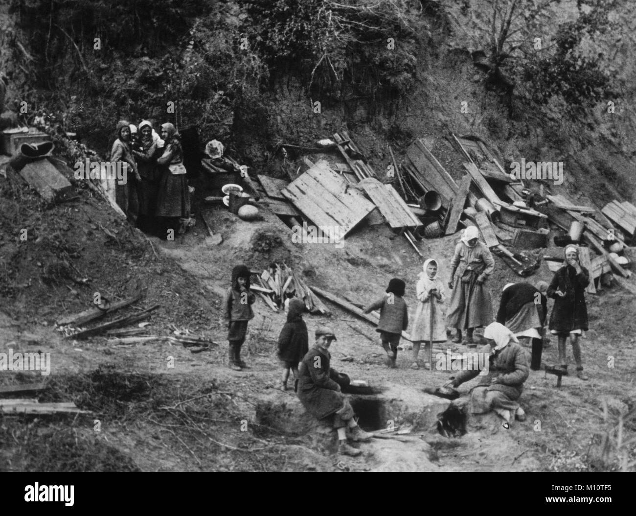 Seconda Guerra Mondiale (1939-1945). Urss. Battaglia di Stalingrado. Combattuto tra il tedesco e l' esercito sovietico (Agosto 1942- Febbraio 1943). I cittadini fuggono dalla periferia nord della città e rifugiato in fori. La fotografia. Foto Stock