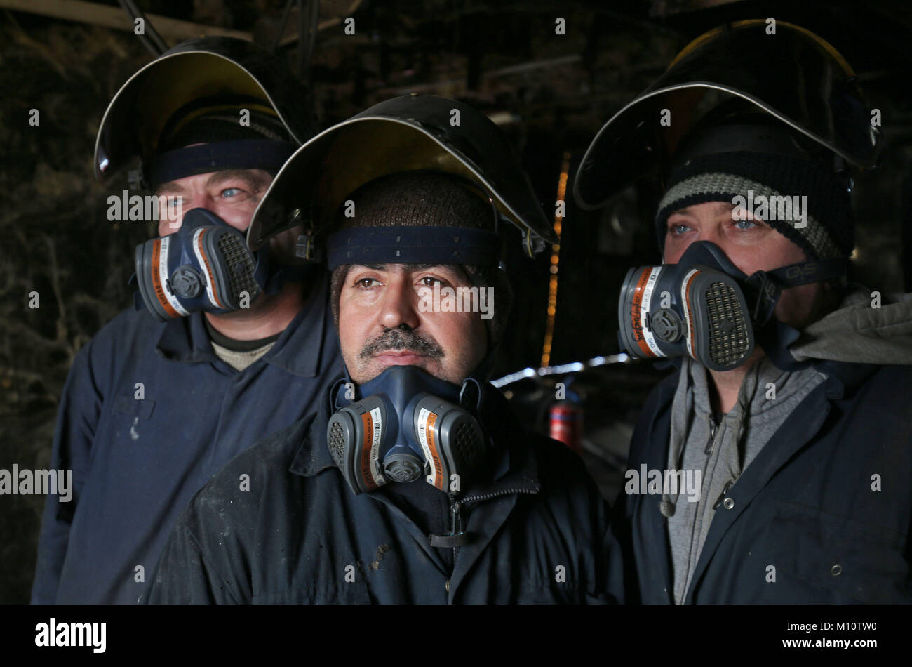 Piastra rumeno-lavoratori a Dales Marine limitata in Leith Imperial bacino di carenaggio, Edimburgo. Il ministro per gli affari, innovazione ed energia Paolo timoneria ha annunciato oggi il secondo round di finanziamento per lo smantellamento Challenge Fund. Foto Stock