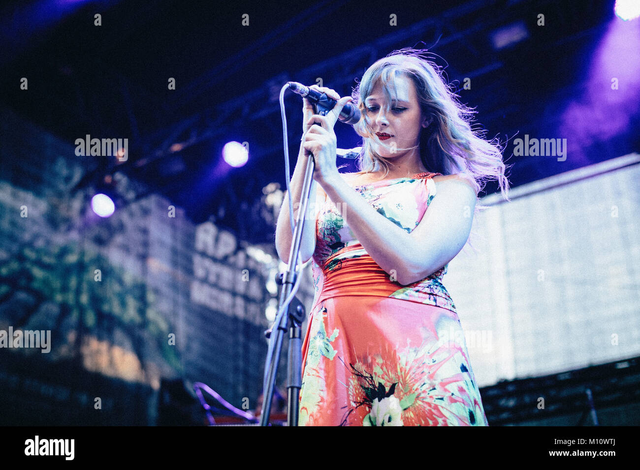 Il cantante Ruby il legno è noto per la sua fragile e bellissimo vocal e viene qui mostrato di vivere con la Submotion Orchestra durante la banda del concerto al festival culturale ceco di colori di Ostrava. Repubblica ceca 2013. Foto Stock