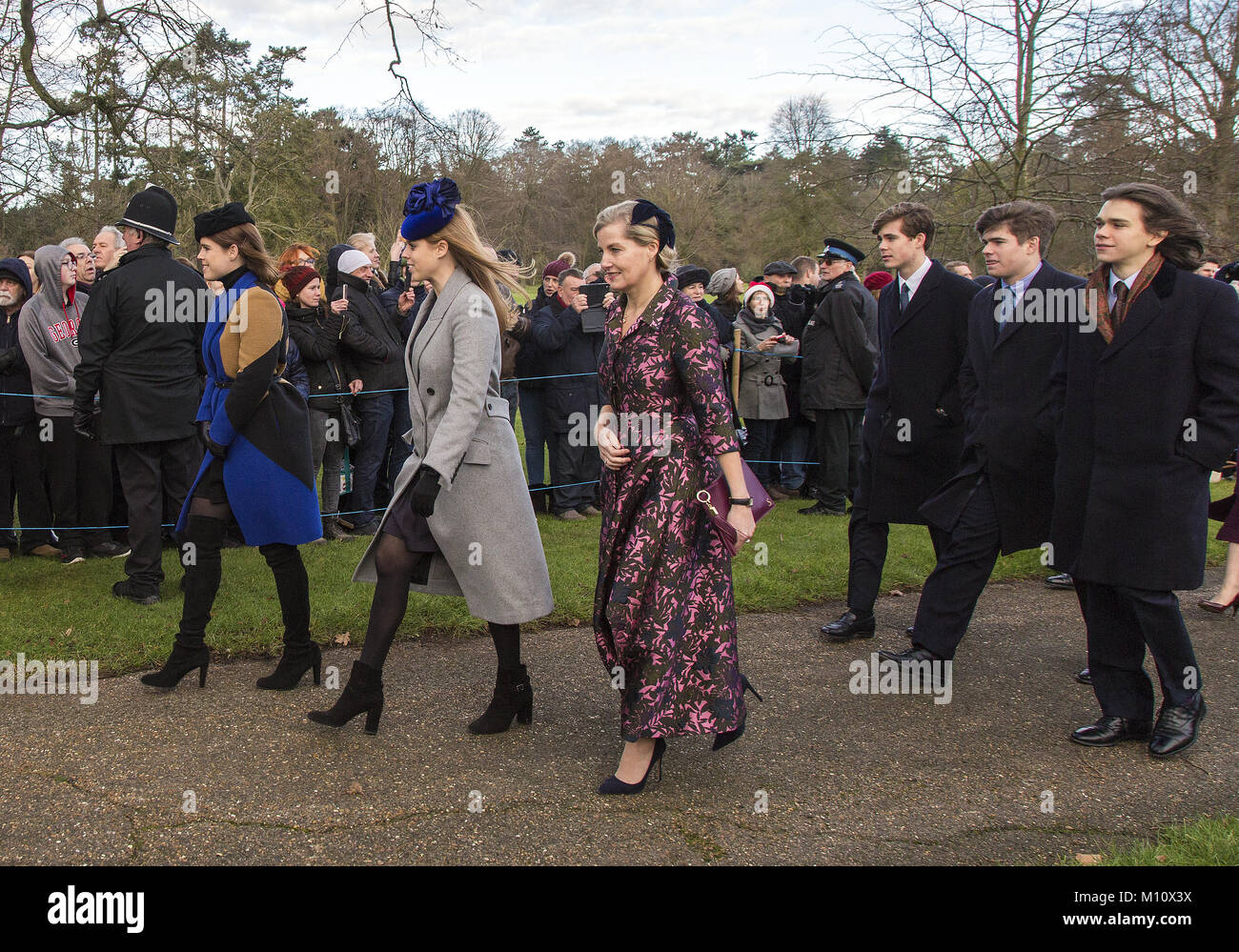 La famiglia reale britannica arriva a Sandringham per celebrare il giorno di Natale con: Principessa Eugenie, Principessa Beatrice, Contessa di Wessex dove: Sandringham, Regno Unito quando: 25 Dic 2017 Credit: Ward/WENN.com Foto Stock