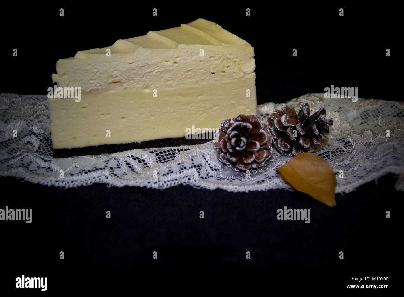 Un pezzo di pane appena sfornato cheesecake Foto Stock