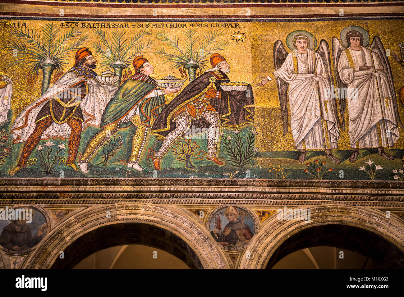 Mosaici di tre saggi nella Basilica di Sant Apollinare Nuovo in Ravenna Italia Foto Stock