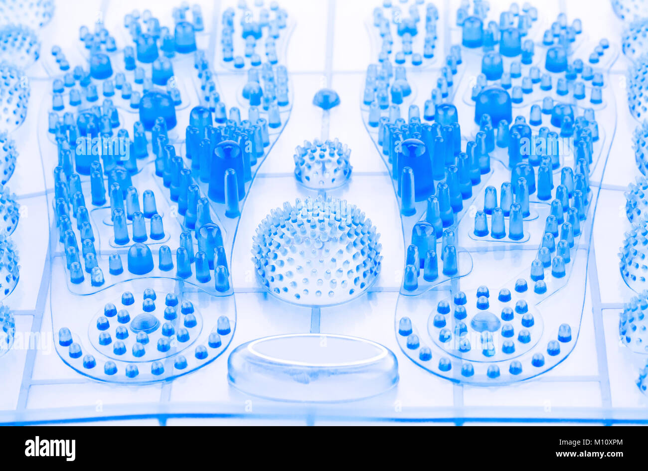 Piedi in plastica blu pad massaggio isolati su sfondo bianco. Foto Stock