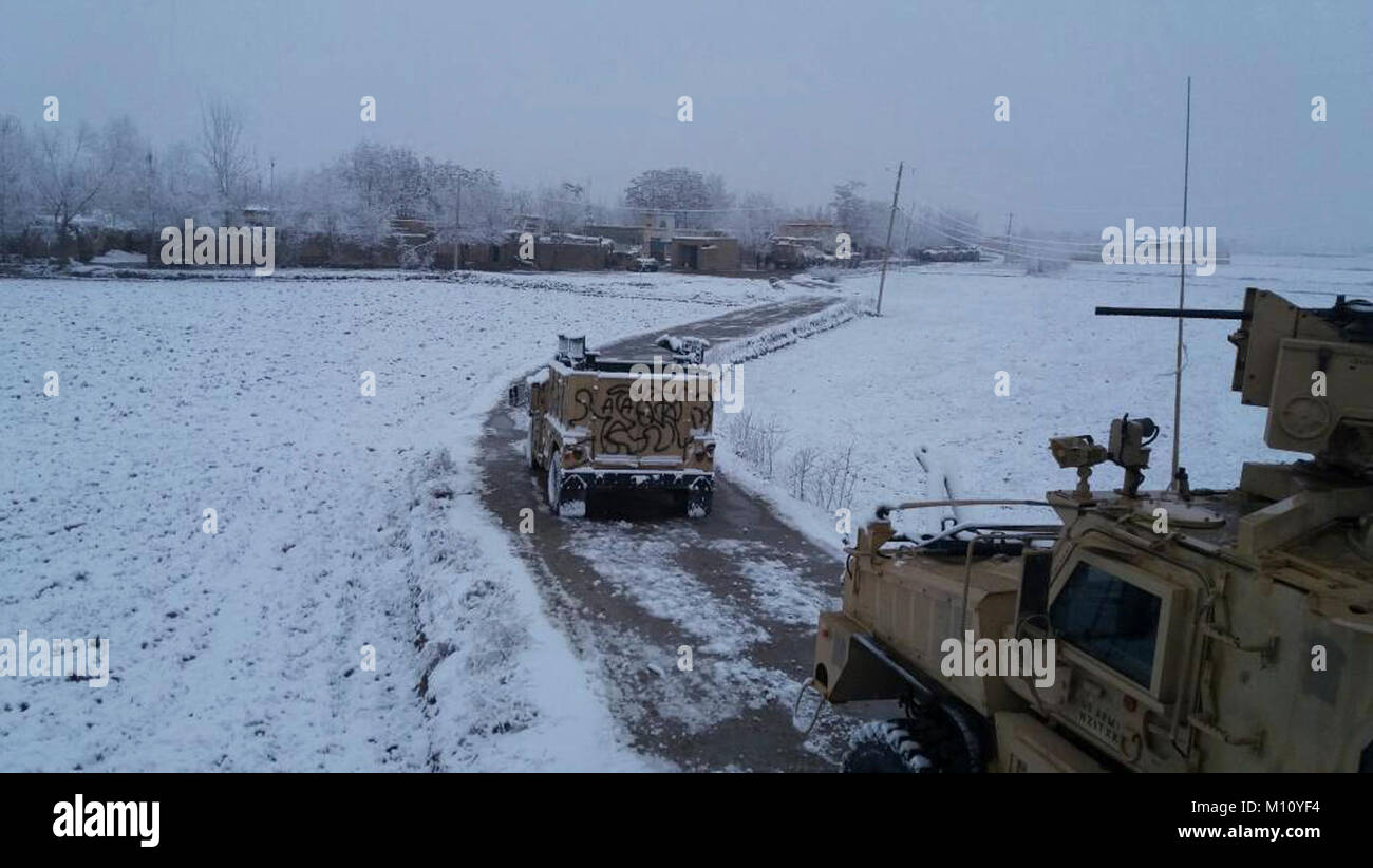 Decimo Operazioni Speciali Kandak Commandos sostenere il 209th Corps' xx divisione sconfitti bene i Talebani in combattimenti a nord della città di Kunduz, provincia di Kunduz, Afghanistan, GEN 15-20, 2018. Il Commandos e soldati afgani rimosso 87 combattenti talebani da Kunduz, demolita 39 eruttato IED, sequestrati quattro IED memorizza nella cache, acquisite più di 40 delle mine anticarro e distrutto quasi 250 kg di esplosivi casalinghi. (U.S. Esercito Foto Stock